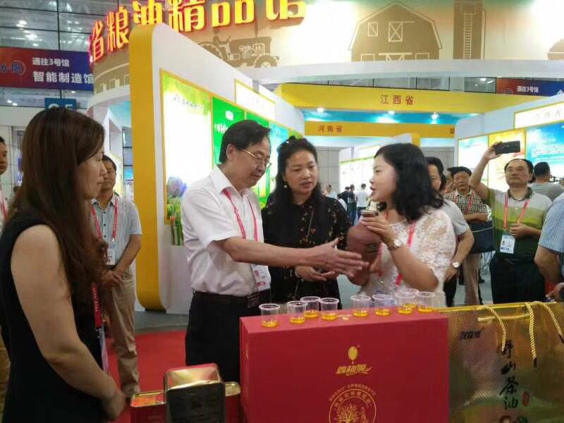 國(guó)家糧食儲(chǔ)備總局劉局長(zhǎng)在展會(huì)現(xiàn)場(chǎng)觀看公司產(chǎn)品 湖北有機(jī)山茶油