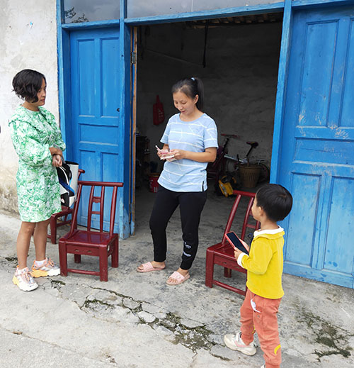 湖北恒貿(mào)茶油有限公司總經(jīng)理彭靜看望慰問貧困戶 湖北山茶油廠家