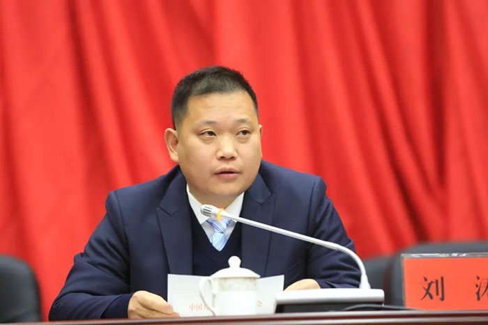 湖北恒貿(mào)茶油有限公司彭大波榮獲“工業(yè)企業(yè)發(fā)展突出人才”稱號 湖北山茶油廠家